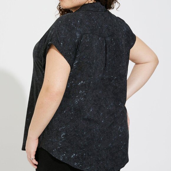 TORRID Universal Jurassic Park Button Front Roll Sleeve Blouse Size 1 - Picture 3 of 4